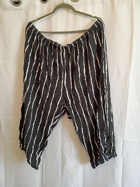 Striped Black Wide-Leg Capris with Elastic Waist Says 5xl But Runs Small